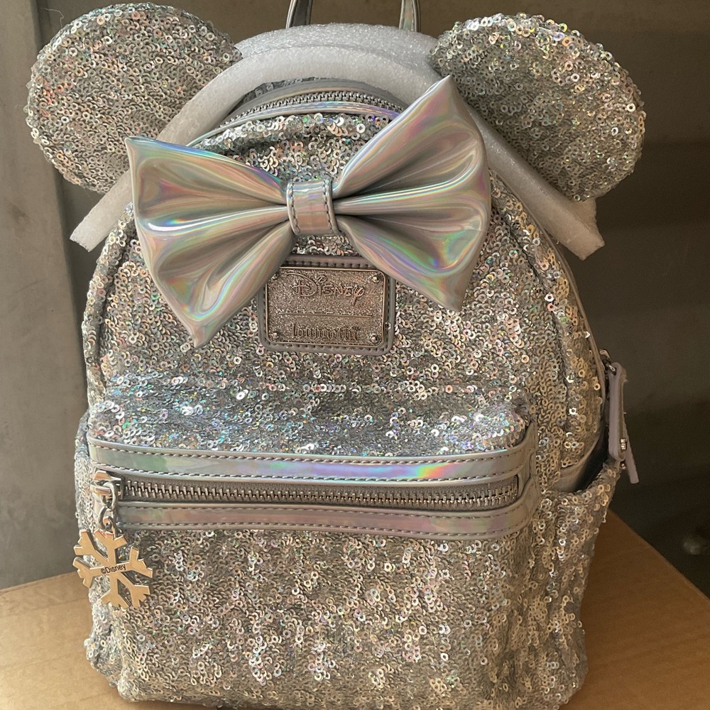 LOUNGEFLY HOLOGRAPHIC EXCLUSIVE  BY LASRX  SILVER BACKPACK FULL ON HOLOGRAPHIC
